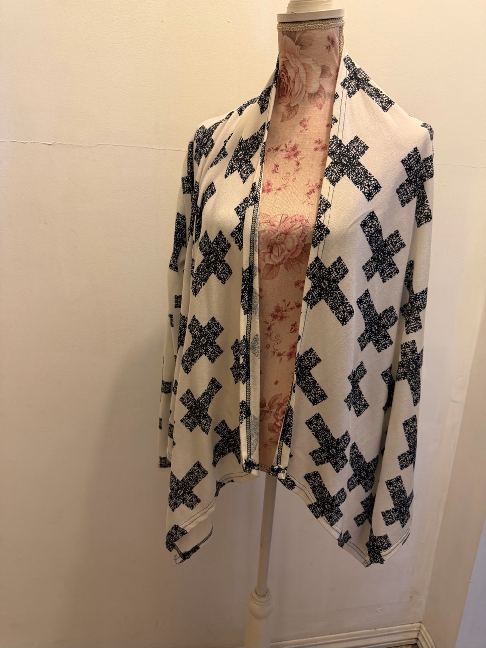 Hot Ginger white Knit Top with Black Printed Cross Cardigan